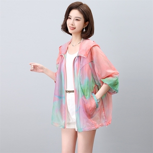2026春夏季新款彩虹色宽松大码防晒衣连帽防紫外线外套A697，女装防晒衣，板酷