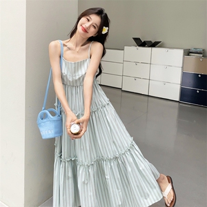 条纹吊带连衣裙女2025夏季新款法式气质温柔风高腰显瘦海边度假裙图片