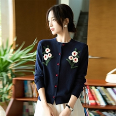 2025年秋季女士立体钩花圆领开衫，女装针织衫/毛衣，暖烁羊绒