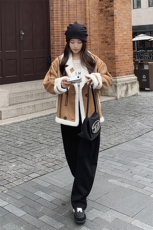 新款现货2024皮毛一体字母休闲时尚小个子外套2C220.L2P200K299，女装短外套，2C220