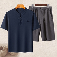 深蓝上衣＋深灰短裤