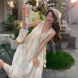 夏季穿搭一整套女2025新款慵懒度假风蕾丝罩裙碎花吊带长裙图片