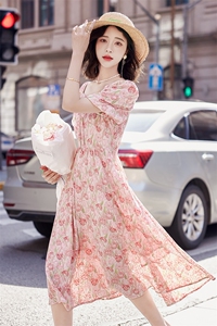 现货2024年新款女红夏季时尚大方优雅浪漫印花轻松遮肉显瘦连衣裙图片