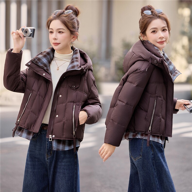 现货2025时尚格纹拼接假两件套连帽百搭潮流白鸭绒羽绒服，女装羽绒服，时尚俏佳人