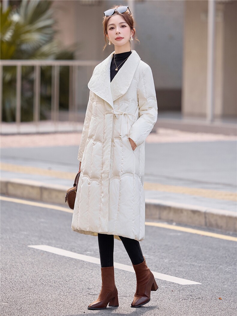 现货2025气质优雅提花大西装翻领拼接新中式白鸭绒羽绒服,女装羽绒服,卡杰菲