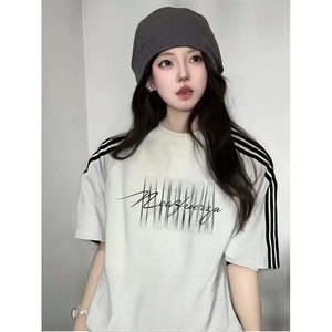 抖音得物品质二开240克宽松纯棉美式潮牌印花三条杠中性风短袖T恤图片
