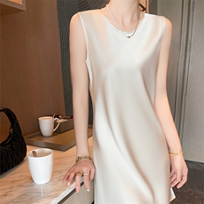 2024夏季新款圆领薄款吊带背心连衣裙女宽松显瘦纯色缎面中长裙子，女装连衣裙，九戎