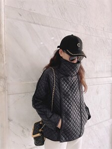 轻薄衣，感情寻找它的模特儿，衣服挂在橱窗，有太多人适合，图片