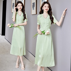 现货2024年夏季高腰气质V领设计感水波流光褶皱气质连衣裙，女装连衣裙，卡杰菲