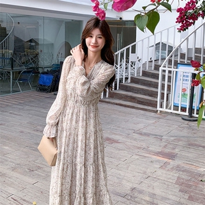 温柔风碎花长袖连衣裙早春秋法式V领收腰显瘦配大衣荷叶边长裙图片