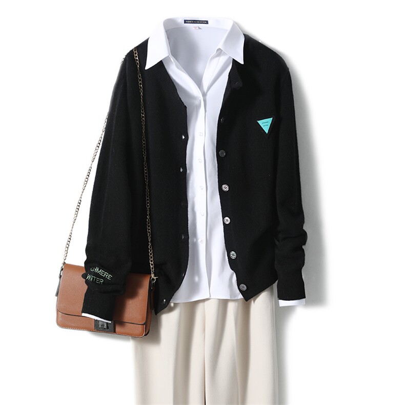 纯色圆领三角标设计开衫简约大气开衫款上衣，女装针织衫/毛衣，鑫之绒