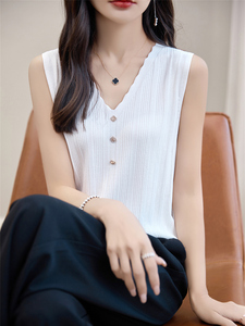 2025年春夏新款曲珠冰丝花边V领针织背心无袖纽扣套头打底衫上衣图片