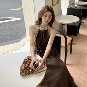 时尚气质感度假风刺绣线2025夏季新款露肩挂脖无袖休闲亚麻连衣裙图片