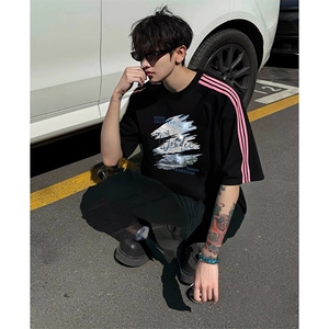 抖音得物品质二开240克宽松纯棉美式潮牌印花三条杠中性风短袖T恤图片