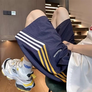 三条杠速干短裤男款夏季青少年轻薄休闲五分裤条纹拼接设计篮球裤图片