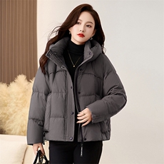 紫红色短款羽绒服女2025新款冬季时尚加厚连帽保暖白鸭绒外套，女装羽绒服，衣之秀