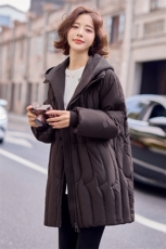 现货2024冬季新款宽松时尚拼接可脱卸帽中长款羽绒服，女装羽绒服，深水步
