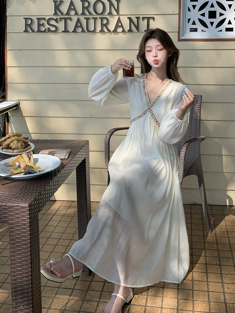 米白色法式v领连衣裙女2025夏季新款浪漫度假风气质超仙仙女长裙,女装连衣裙,韩蜜菓