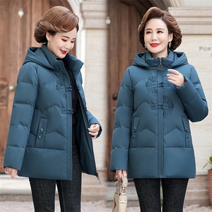 妈妈洋气羽绒服中年女新冬装白鸭绒棉袄中老年连帽外套时尚图片