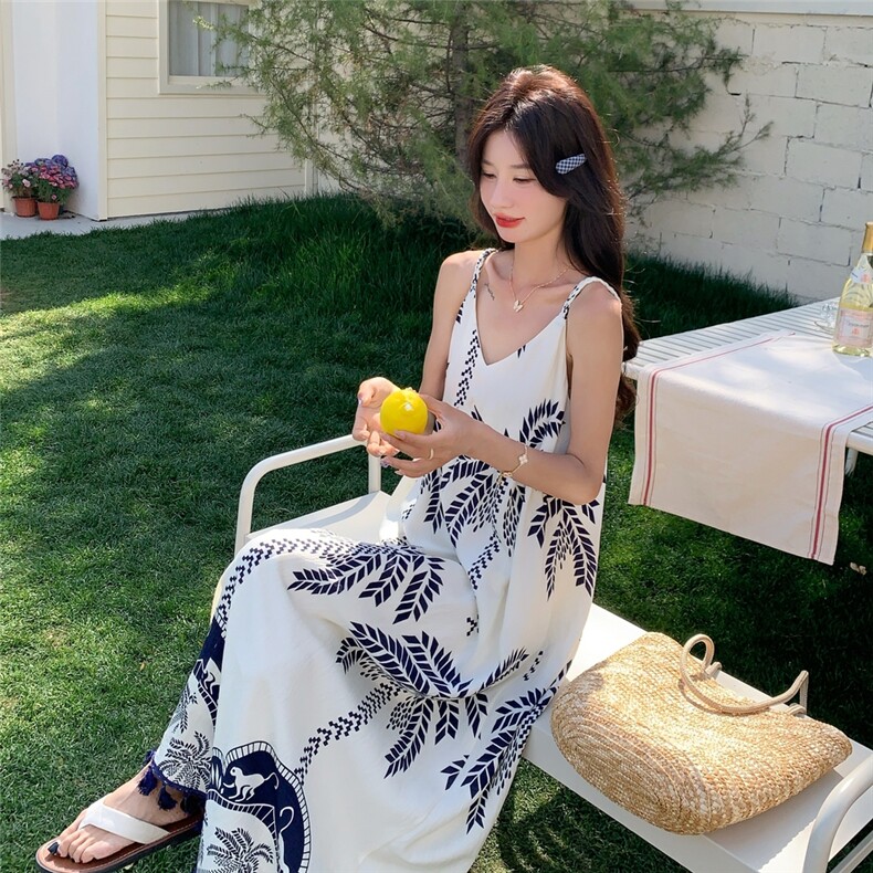 海边度假松弛感吊带连衣裙女2025年夏季新款印花流苏气质休闲长裙,女装连衣裙,诺蝶