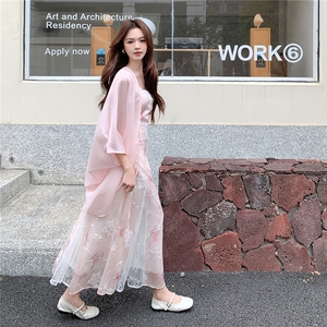 《现货26夏上新》重工蕾丝拼接刺绣吊带仙女裙天丝披肩防晒连件套图片