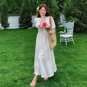 新中式法式V领高级感刺绣连衣裙女米色温柔度假风绝美初恋茶歇裙图片
