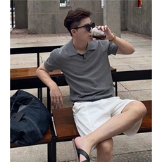 灰色