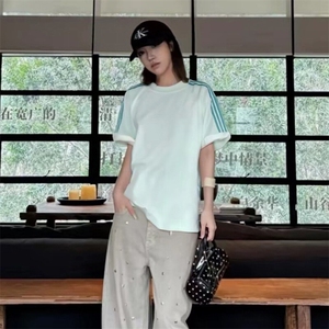 抖音得物品质二开240克宽松纯棉美式潮牌印花三条杠中性风短袖T恤图片