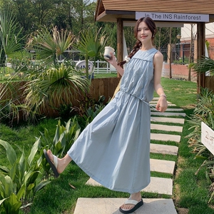 浅蓝色休闲套装裙女2025夏季新款法式设计感压褶背心半身裙两件套图片