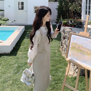 韩系减龄背带连衣裙套装女2025春新款高级感气质显瘦吊带裙两件套图片