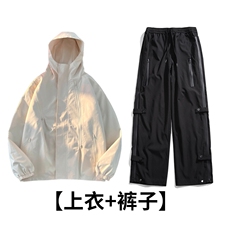 杏色上衣＋黑色裤子