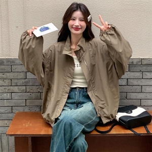 户外风高级咖色宽松冲锋衣女2025春秋独特漂亮超好看短款外套上衣图片