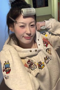 现货趣味蜡笔小新刺绣纽扣连帽卫衣女秋冬2025新款休闲宽松高级感图片