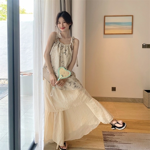 法式碎花吊带套装裙女夏2025新款设计感今年流行雪纺半身裙两件套图片