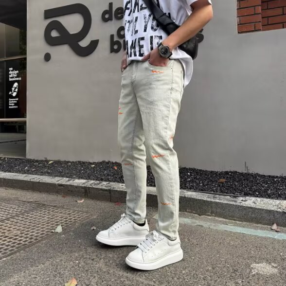 做旧水洗破洞男士牛仔裤春夏季潮韩版涂鸦百搭青年修身小脚九分裤图片