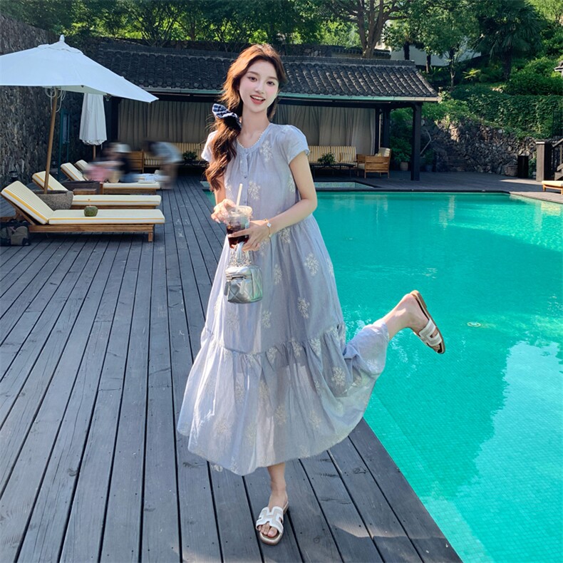 浅蓝色度假风刺绣碎花宽松连衣裙女夏2025新款高级感绝美显瘦裙子,女装连衣裙,2C279