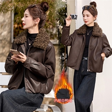 梦依缘2025年冬时尚精品皮质羽绒服，女装羽绒服，梦依缘