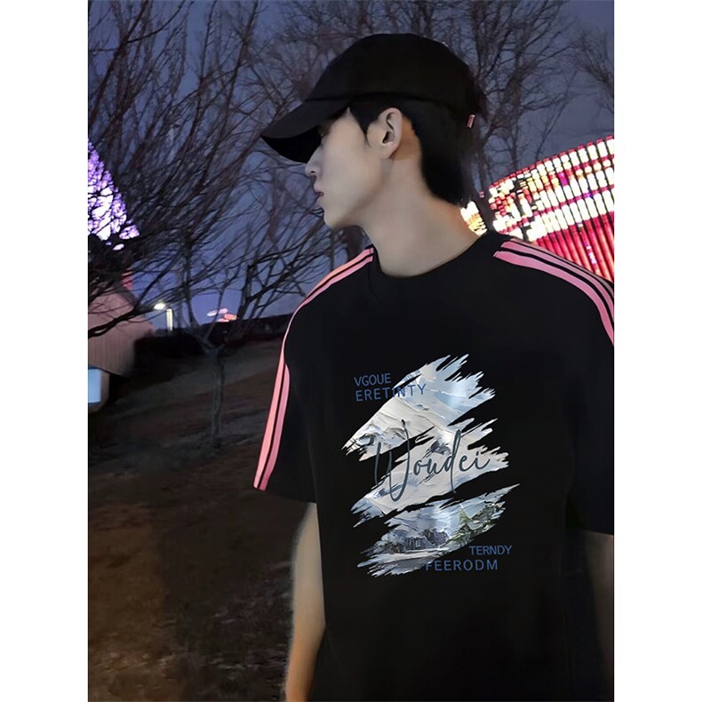 抖音得物品质二开240克宽松纯棉美式潮牌印花三条杠中性风短袖T恤图片