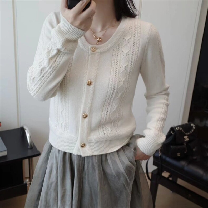 2025年秋季宽松型通勤单件圆领长袖金属扣扭花开衫时尚百搭，女装针织衫/毛衣，鑫之绒