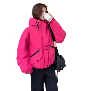 时尚保暖女款羽绒服 绿色短款连帽外套 冬季必备单品图片