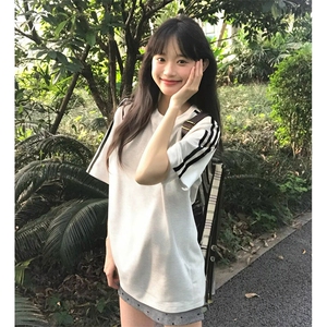 抖音得物品质二开240克宽松纯棉美式潮牌印花三条杠中性风短袖T恤图片