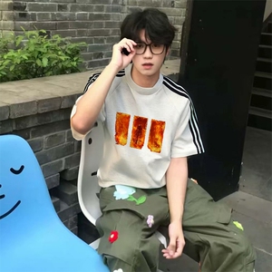 抖音得物品质二开240克宽松纯棉美式潮牌印花三条杠中性风短袖T恤图片