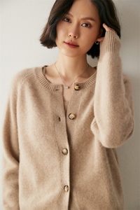 高端时尚圆领双股加厚软糯山羊绒开衫外套女宽松秋冬新款大码毛衣图片