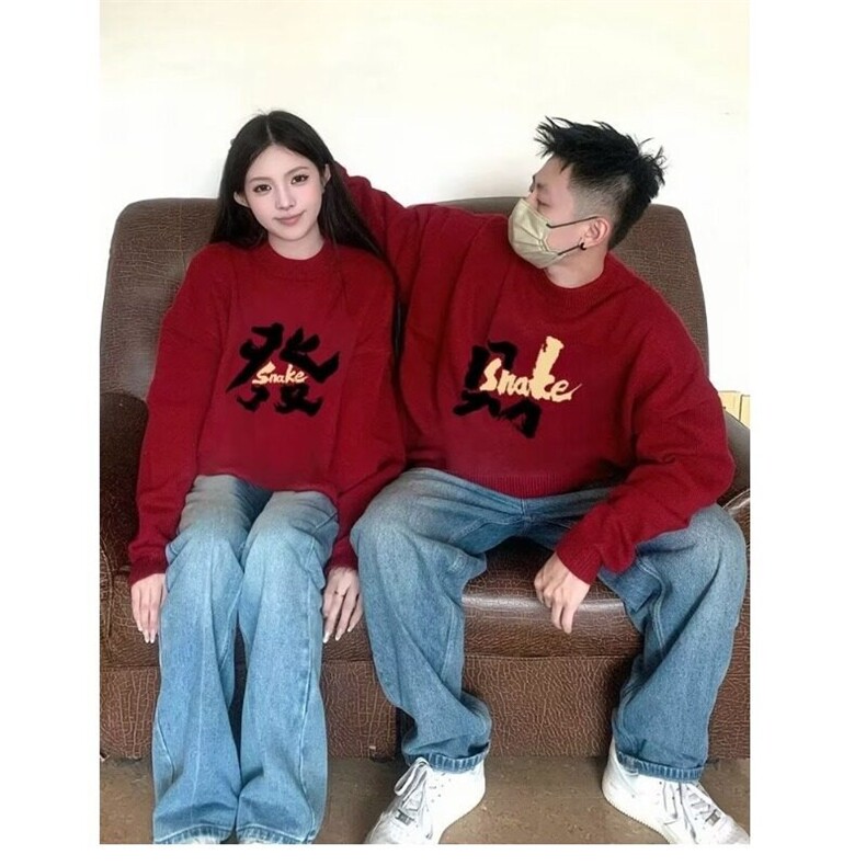 网络图蛇年本命年红色衣服亲子装圆领卫衣秋冬新款衣服全家福上衣图片