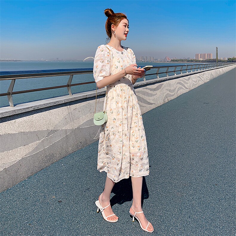 SD同款连衣裙女米色法式雏菊刺绣泡泡袖镂空度假风2025早春中长裙,女装连衣裙,依多米