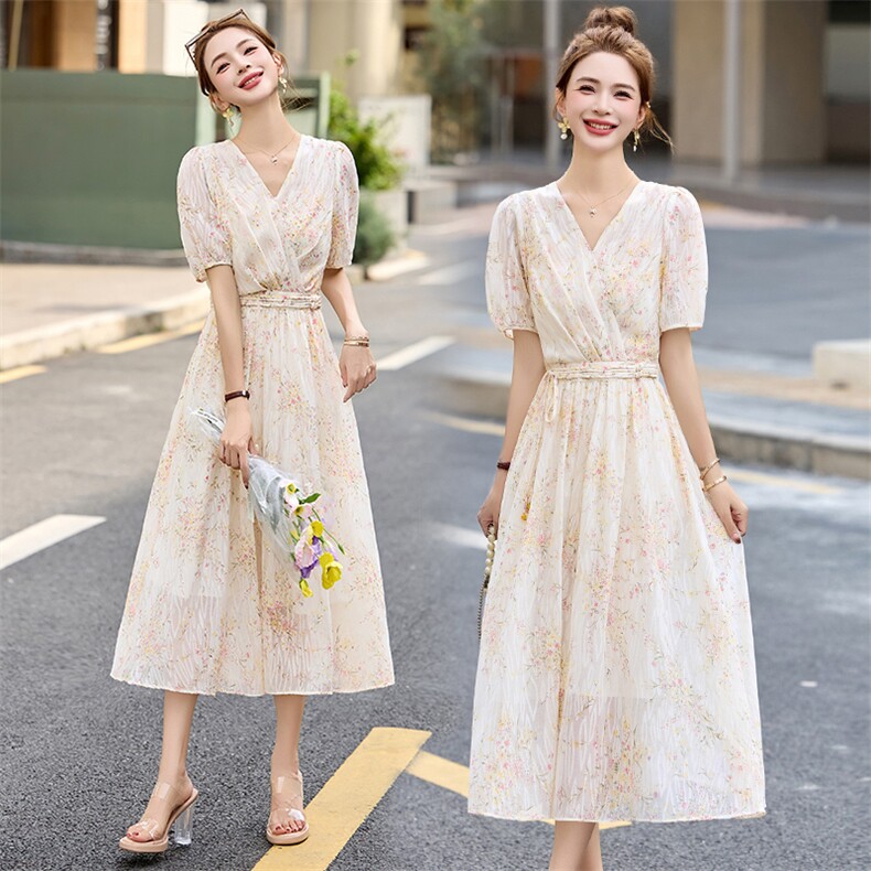 碎花连衣裙女夏季高级感法式收腰显瘦新中式国风复古独特好看裙子，女装连衣裙，布芭啦