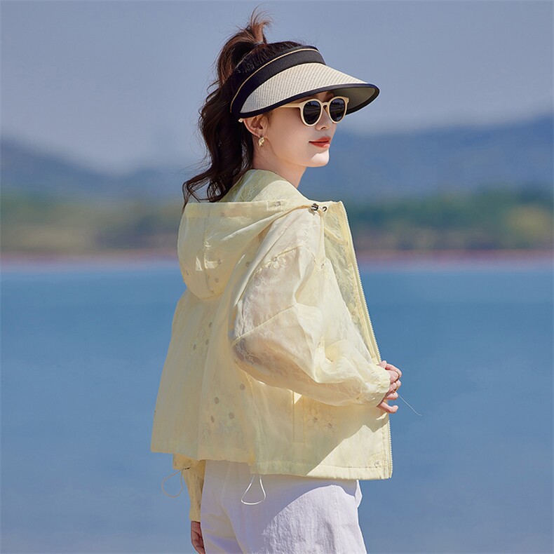 今年流行独特花花立领白色外套女春2025新款小个子防晒棒球服夹克,女装短外套,靓衣阁