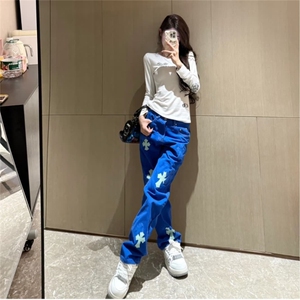 W10266-P60 网图现货 潮牌时尚潮流微喇冰洗直筒牛仔裤十字架贴皮图片