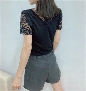 v领蕾丝拼接醋酸打底图片