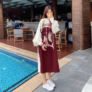 酒红色蝴蝶印花连帽卫衣裙女秋季2025新款慵懒风宽松减龄连衣裙图片